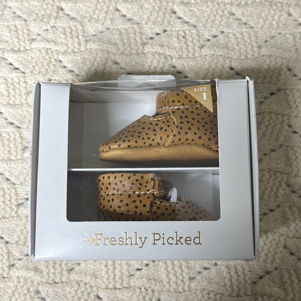 Freshly picked premium leatherT bar golden speckled shoe elastic closure NWT